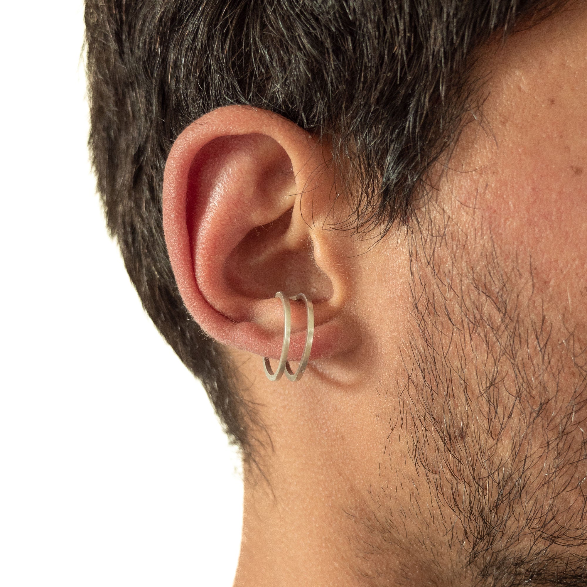 Single fine Duality earring in satin silver