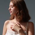 Charger l'image dans la visionneuse de la galerie, Bracelet perles blanches et noire