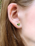 Charger l'image dans la visionneuse de la galerie, Mono boucle d'oreille pointilliste peridot diopside or rose 18 carats
