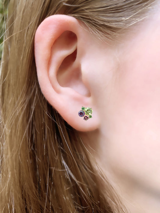 Mono boucle d'oreille pointilliste peridot rhodolite or rose 18 carats