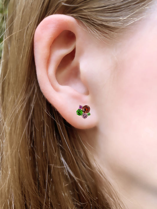 Mono boucle d'oreille pointilliste grenat diopside or rose 18 carats