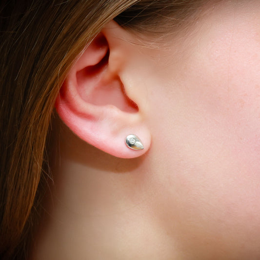 Mono boucle d'oreille Philia serti d'un diamant blanc