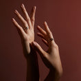 Charger l'image dans la visionneuse de la galerie, Bague Switch diamant, perle akoya et argent
