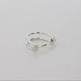Charger et lire la vidéo dans la visionneuse de la galerie, Bague Switch diamant, perle akoya et argent
